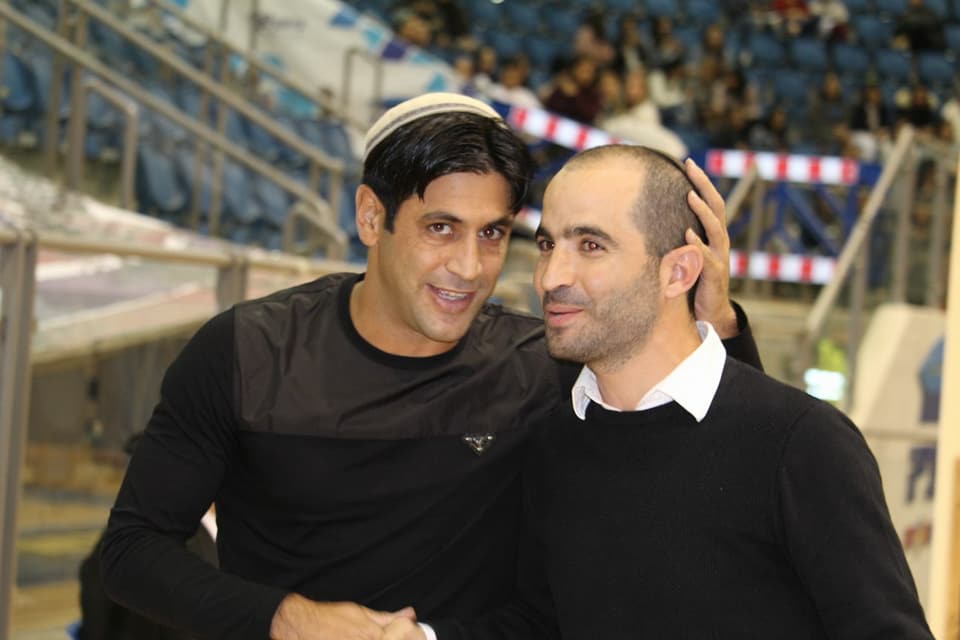 הרבה נתינה וקריאה לאחחדות ואהבת חינם. יאיר שושן עם שחקן הפועל ב''ש, אליניב ברדה (פייסבוק)